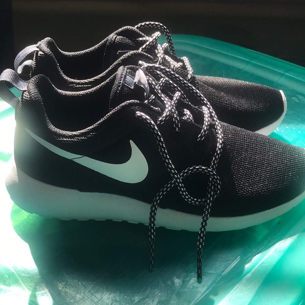 Nike Roshe Size 6 (Big Kids) BRAND NEW!!